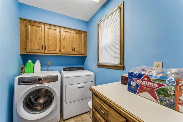 8515 Hallet Street, Lenexa, KS 66215