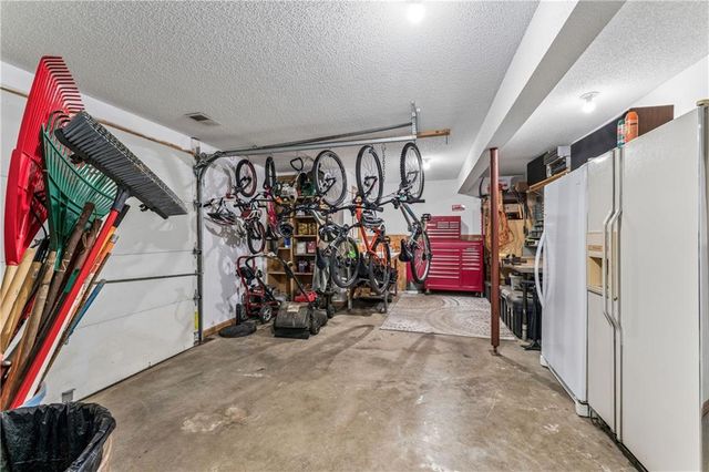 8515 Hallet Street, Lenexa, KS 66215