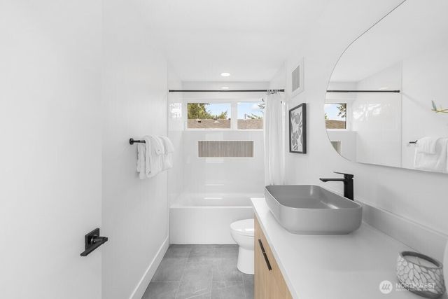 1212 B NE 100th Street, Seattle, WA 98125