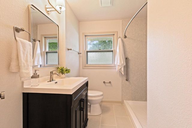 5235 S Oak Ridge DRIVE, New Berlin, WI 53146