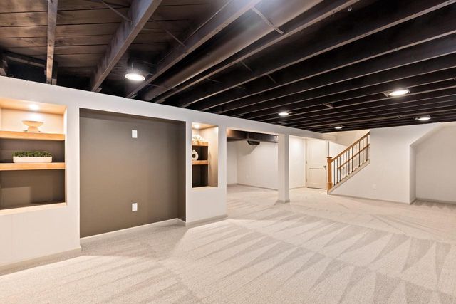 5235 S Oak Ridge DRIVE, New Berlin, WI 53146