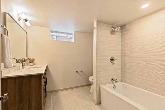 5235 S Oak Ridge DRIVE, New Berlin, WI 53146