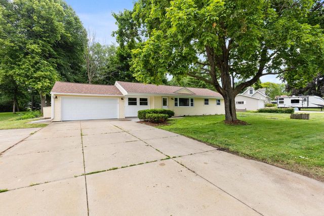 5235 S Oak Ridge DRIVE, New Berlin, WI 53146