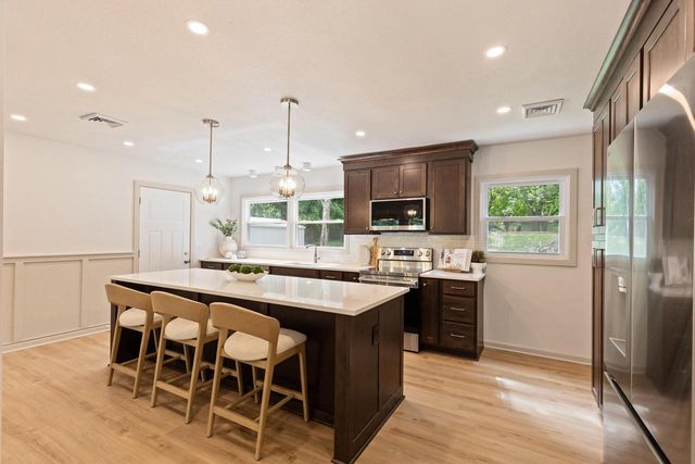 5235 S Oak Ridge DRIVE, New Berlin, WI 53146