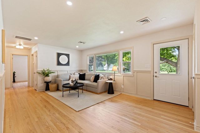 5235 S Oak Ridge DRIVE, New Berlin, WI 53146