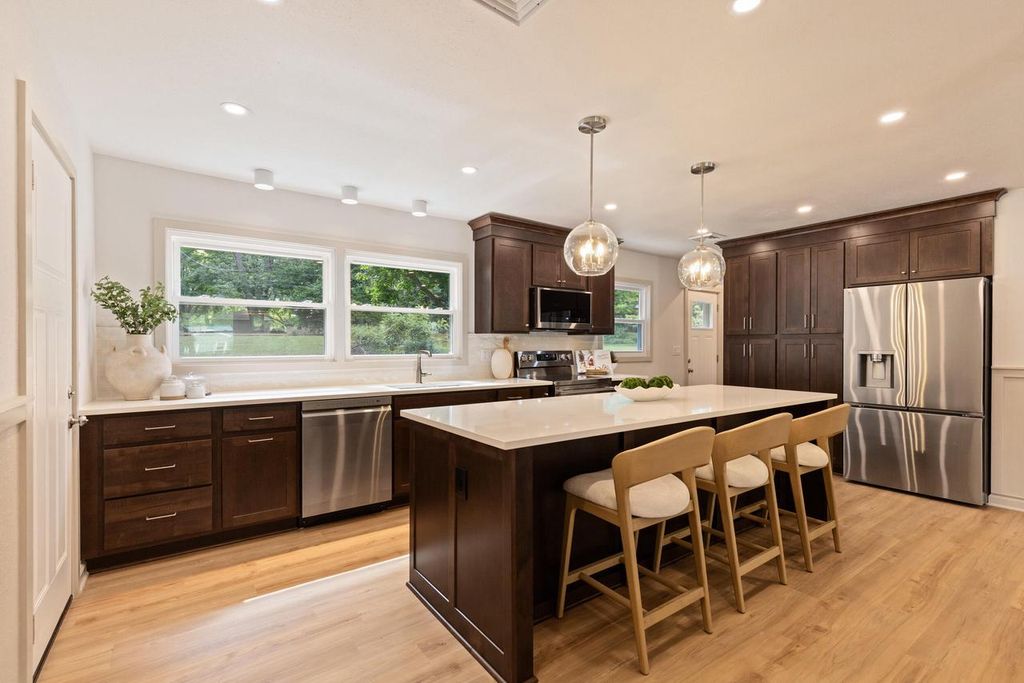 5235 S Oak Ridge DRIVE, New Berlin, WI 53146