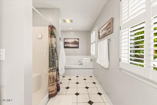 1 Deercreek Private Drive, Kingsport, TN 37660
