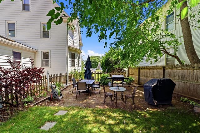 105 Pine St, West Springfield, MA 01089