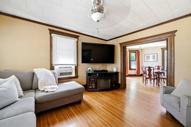 105 Pine St, West Springfield, MA 01089