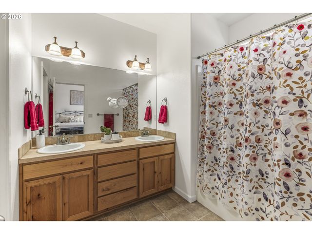 202 ROCKY MEADOW Dr, Kalama, WA 98625