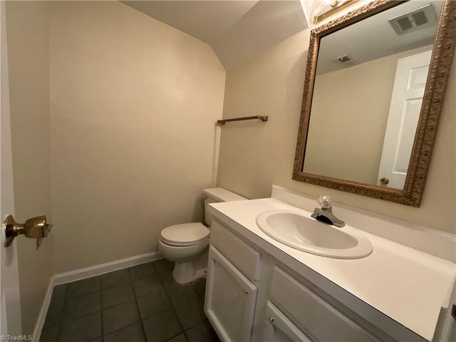 3202 Regents Park Lane E, Greensboro, NC 27455