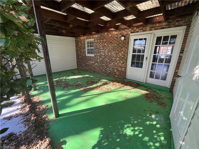 3202 Regents Park Lane E, Greensboro, NC 27455