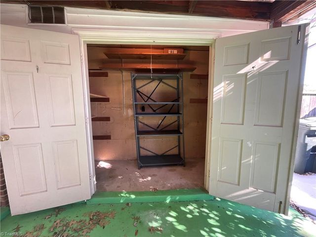 3202 Regents Park Lane E, Greensboro, NC 27455