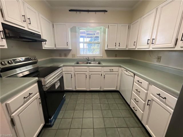 3202 Regents Park Lane E, Greensboro, NC 27455