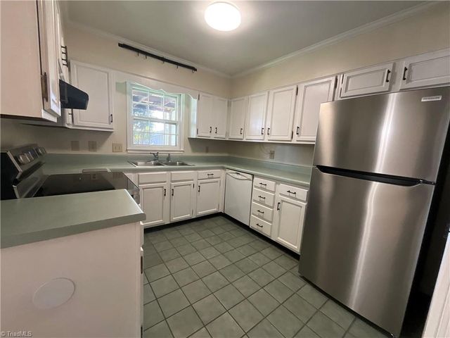 3202 Regents Park Lane E, Greensboro, NC 27455