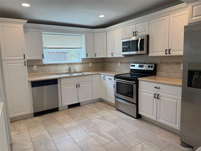 226 Woodycrest Drive, Holtsville, NY 11742