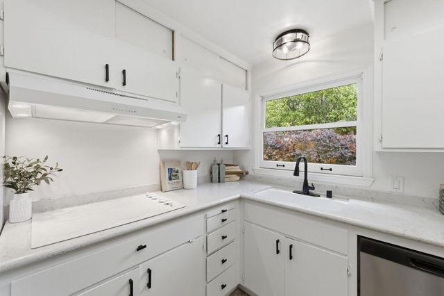 884 Cordilleras Avenue, San Carlos, CA 94070