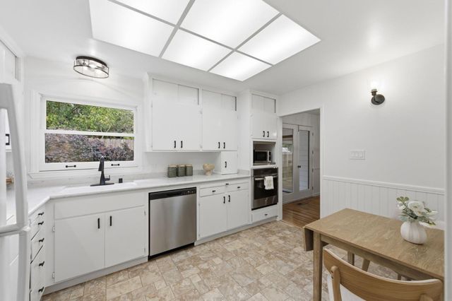 884 Cordilleras Avenue, San Carlos, CA 94070