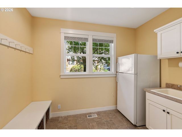 14599 FOSBERG Rd, Lake Oswego, OR 97035