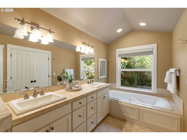14599 FOSBERG Rd, Lake Oswego, OR 97035