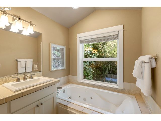 14599 FOSBERG Rd, Lake Oswego, OR 97035