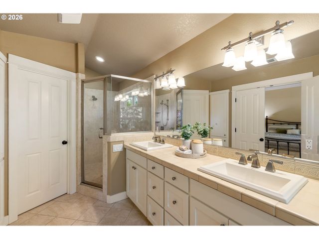 14599 FOSBERG Rd, Lake Oswego, OR 97035