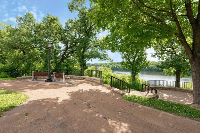 524 Mississippi River Boulevard S, Saint Paul, MN 55116