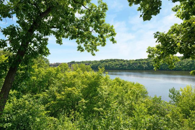 524 Mississippi River Boulevard S, Saint Paul, MN 55116