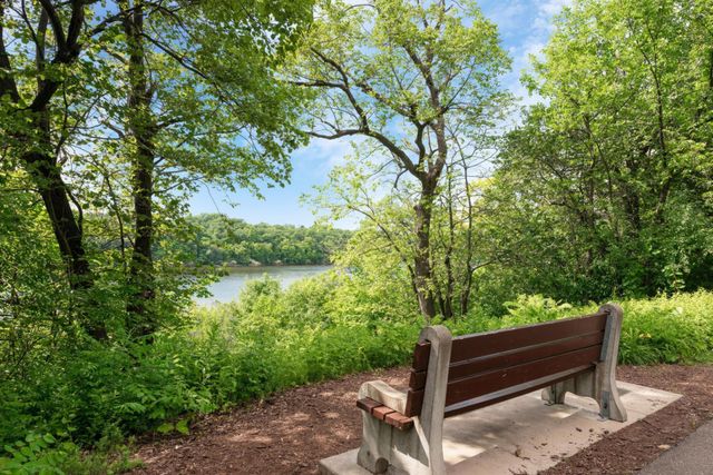 524 Mississippi River Boulevard S, Saint Paul, MN 55116