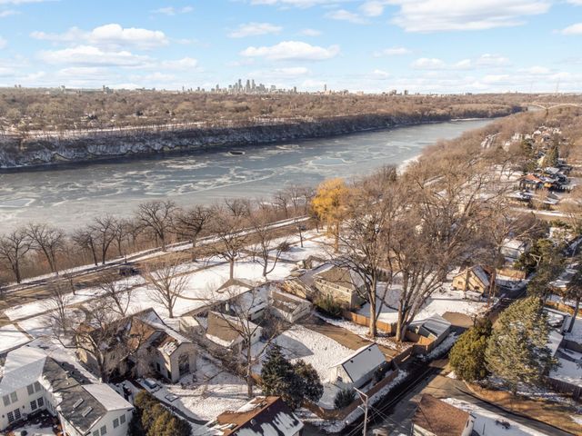 524 Mississippi River Boulevard S, Saint Paul, MN 55116