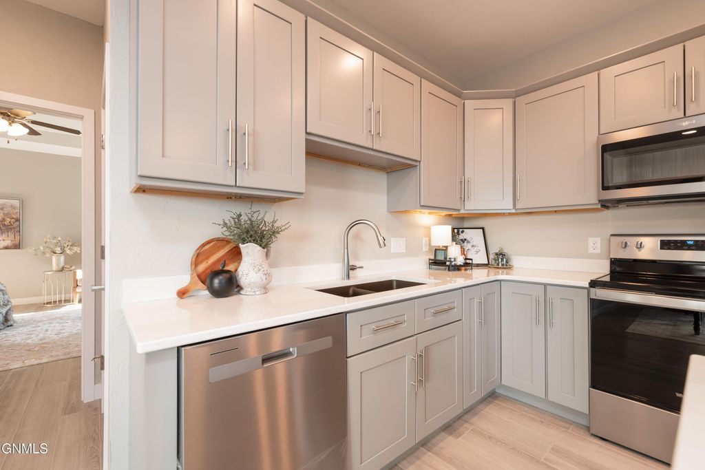 5531 Holmes Drive, Bismarck, ND 58504 photo 2