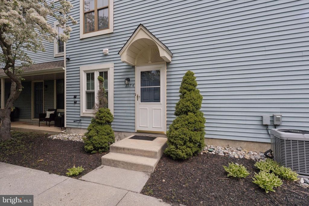 227-A DERRY HILL CT, Mount Laurel, NJ 08054