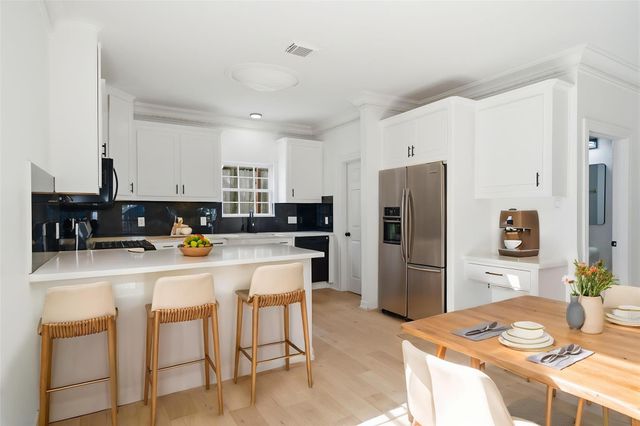 710 W 10th Street, Houston, TX 77008