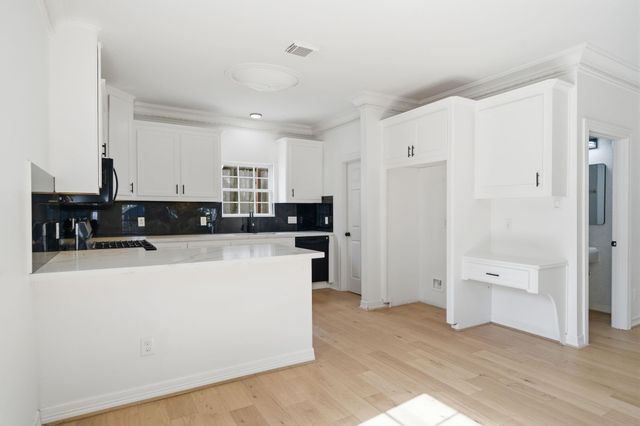 710 W 10th Street, Houston, TX 77008