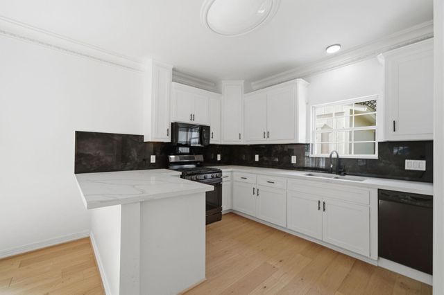 710 W 10th Street, Houston, TX 77008