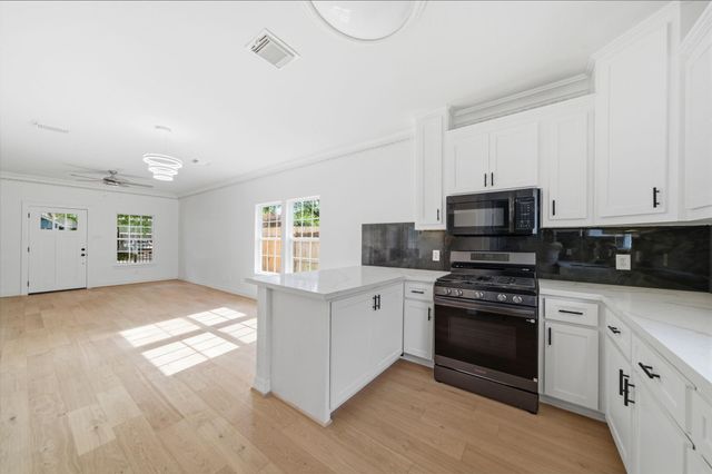 710 W 10th Street, Houston, TX 77008