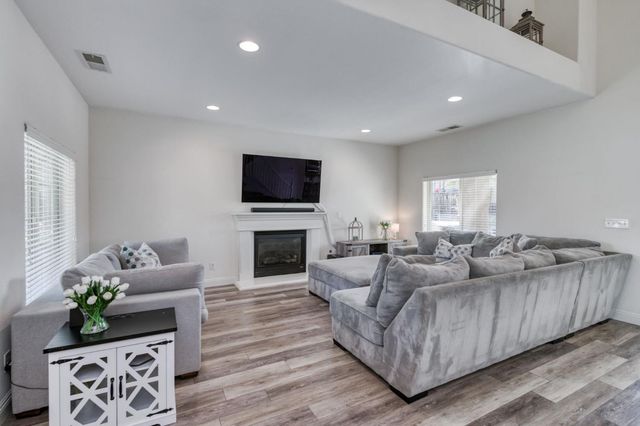 6977 E Michigan Avenue, Fresno, CA 93727