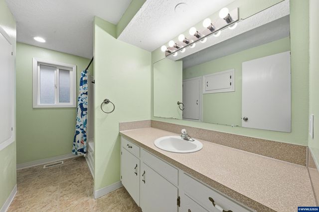 1317 Parkway Dr NW, Salem, OR 97304