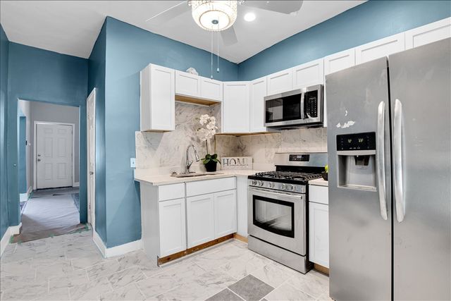 7829 S Escanaba Avenue, Chicago, IL 60649