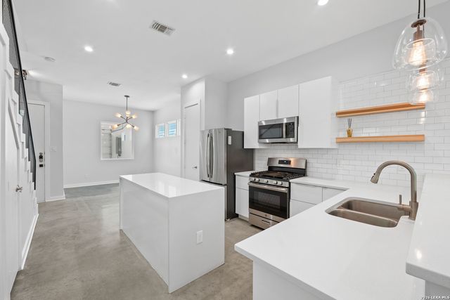 1753 E CROCKETT ST, San Antonio, TX 78202