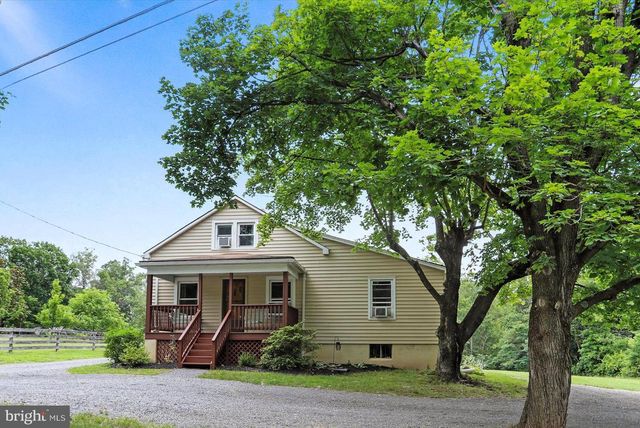 8393 PAW PAW RD, Paw Paw, WV 25434