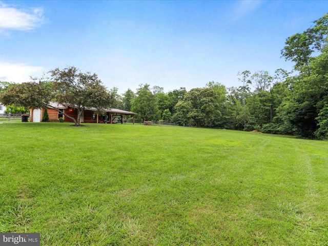 8393 PAW PAW RD, Paw Paw, WV 25434