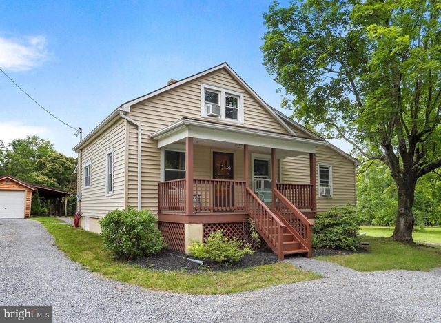 8393 PAW PAW RD, Paw Paw, WV 25434