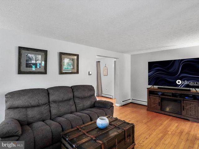 8393 PAW PAW RD, Paw Paw, WV 25434