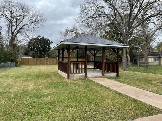 1018 S Booth Lane, Alvin, TX 77511