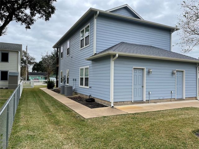 1018 S Booth Lane, Alvin, TX 77511