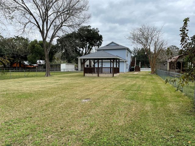 1018 S Booth Lane, Alvin, TX 77511