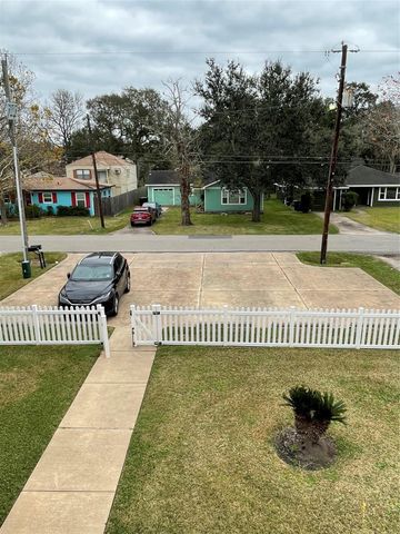 1018 S Booth Lane, Alvin, TX 77511