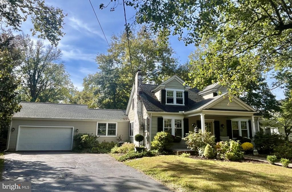 12 INGLESIDE AVE, Pennington, NJ 08534