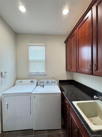 4392 Navin Field Lane, Troy, MI 48085